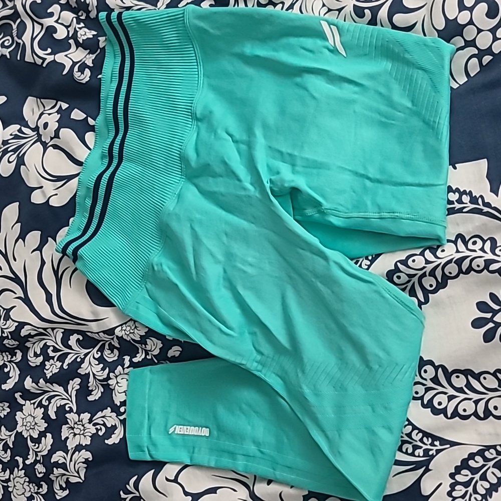 DOYOUEVEN scrunch butt leggings